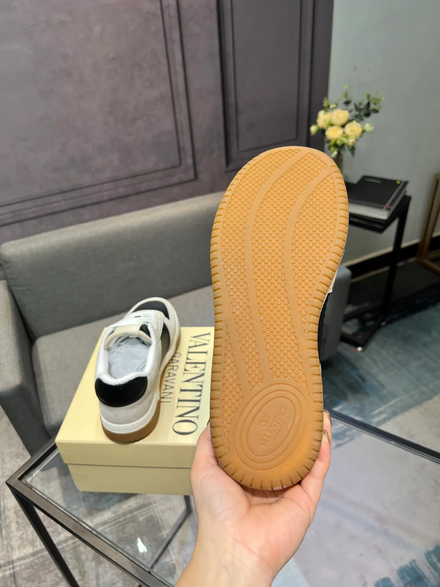 Men's shoes 💰720 VALENTINO Valentino 2025 popular casual sports shoes! 👍Fabric: Original custom punched + full-grain cowhide 👍Feet: cowhide + V-mark special injection insole (original 1:1) 👍Outsole: TPR+raw rubber combination wear-resistant outsole 👍Packaging: original beige full set of noble counter packaging 👍Code number: women's 35-41, men's 38-45 women's 40.41 men's 45.46 customized